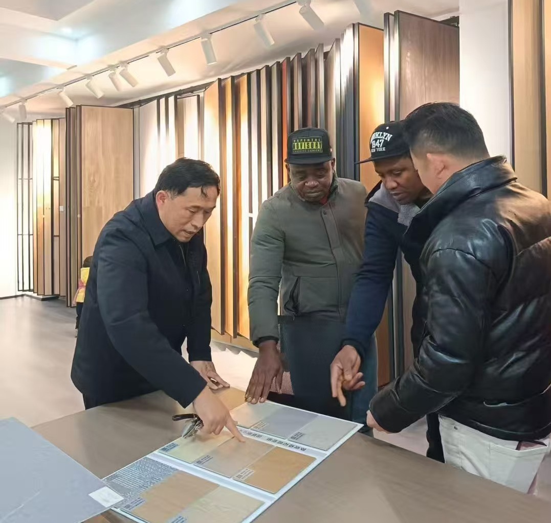 欢迎国外友人莅临湖北天之然新型装饰材料有限公司参观指导